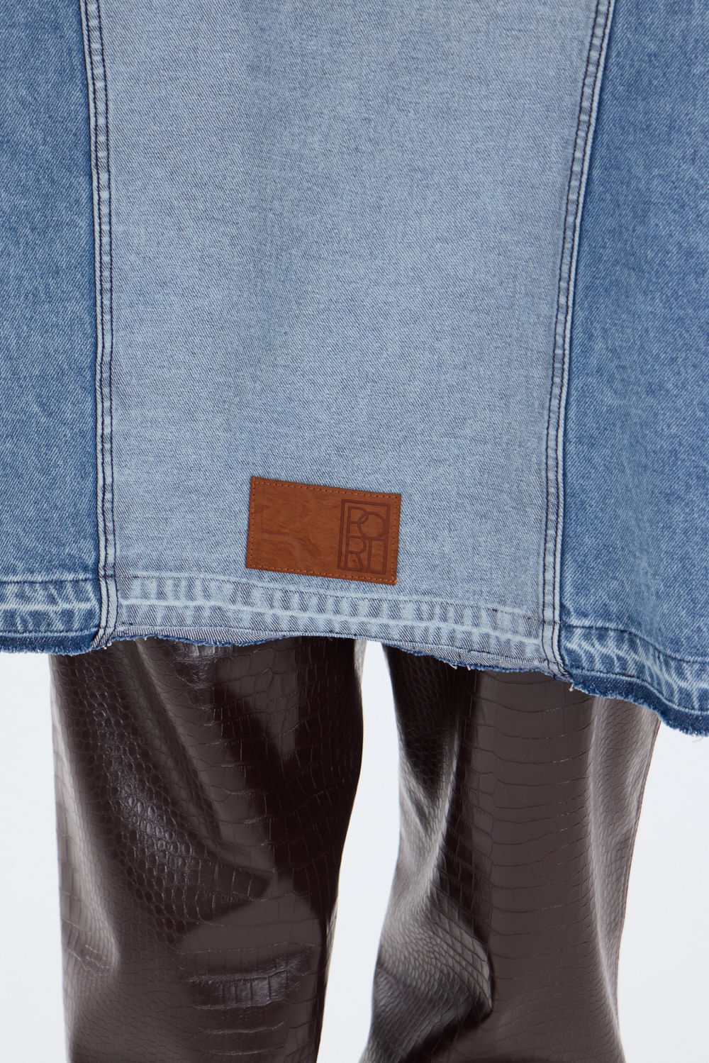 Camisa over denim patch — imagen 5
