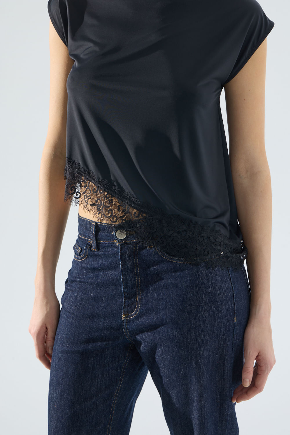 Remera encaje diagonal flora de Portsaidsaa — imagen 3