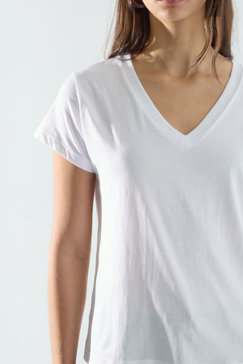 Remera basic escote en V Portsaidsaa — imagen 3