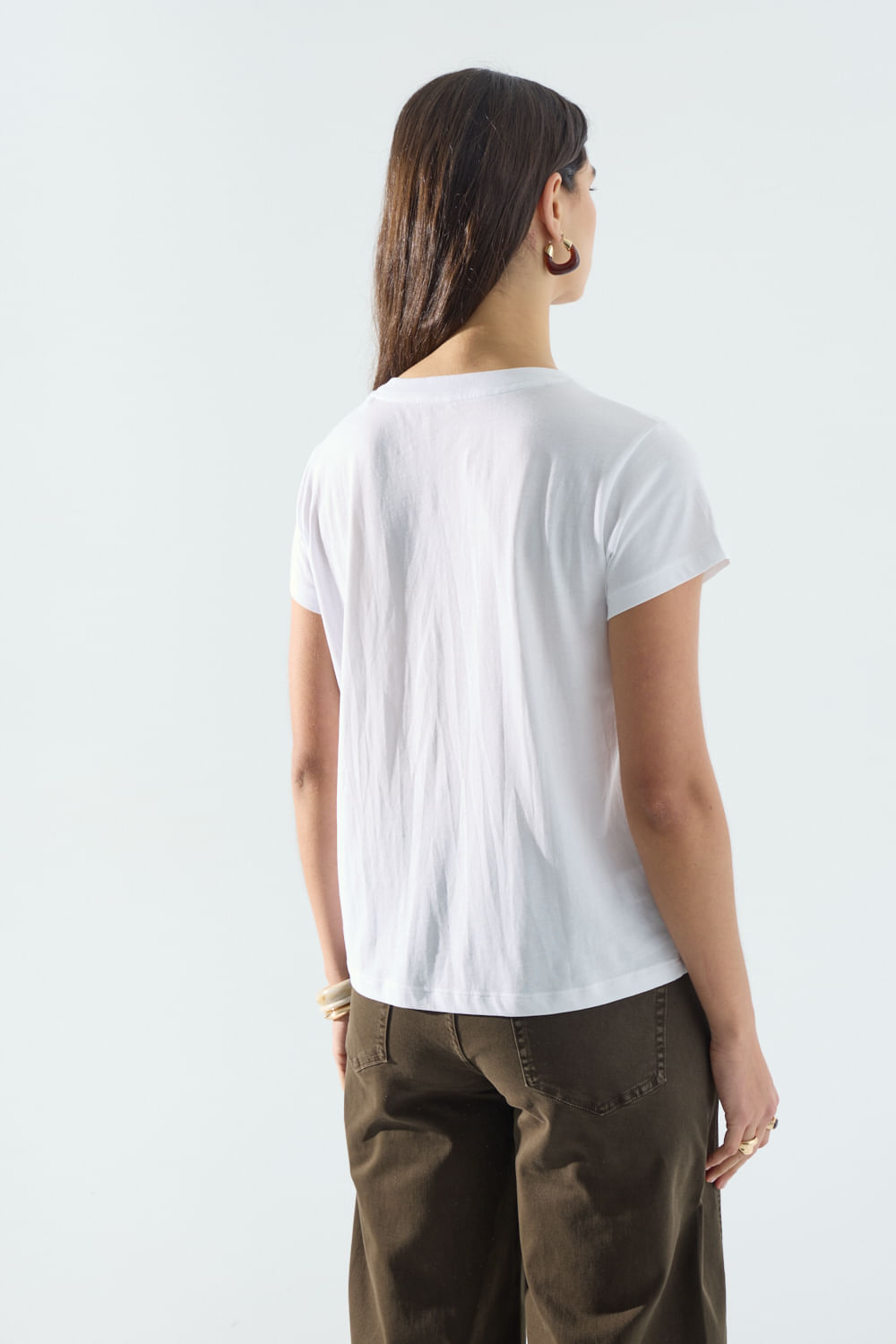 Remera basic escote en V Portsaidsaa — imagen 4