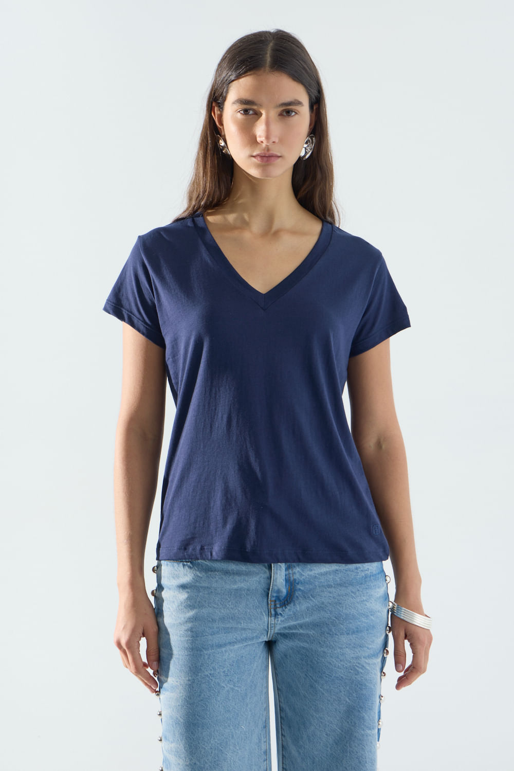 Remera basic escote en v — imagen 2