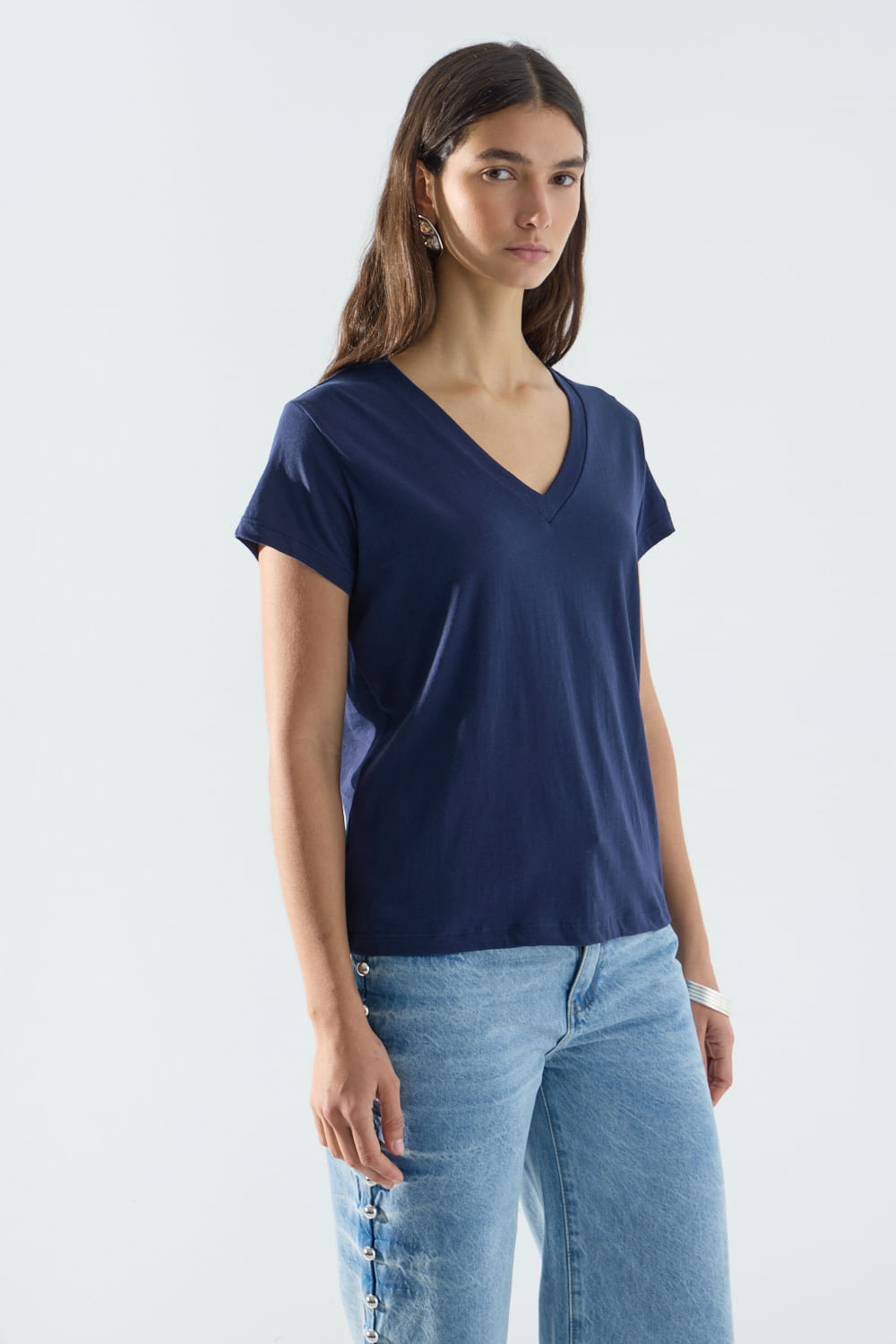 Remera basic escote en v — imagen 3