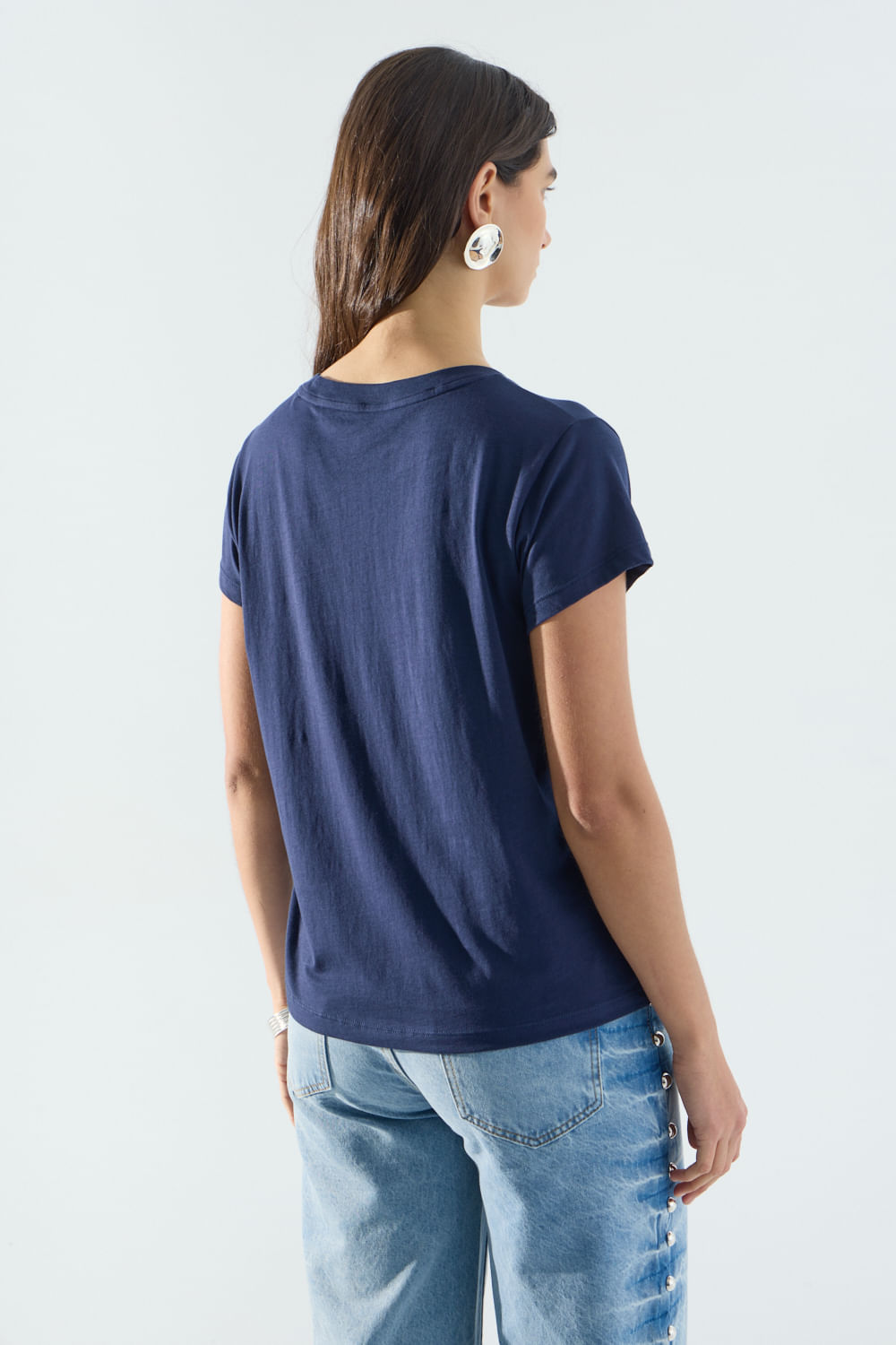 Remera basic escote en v — imagen 4